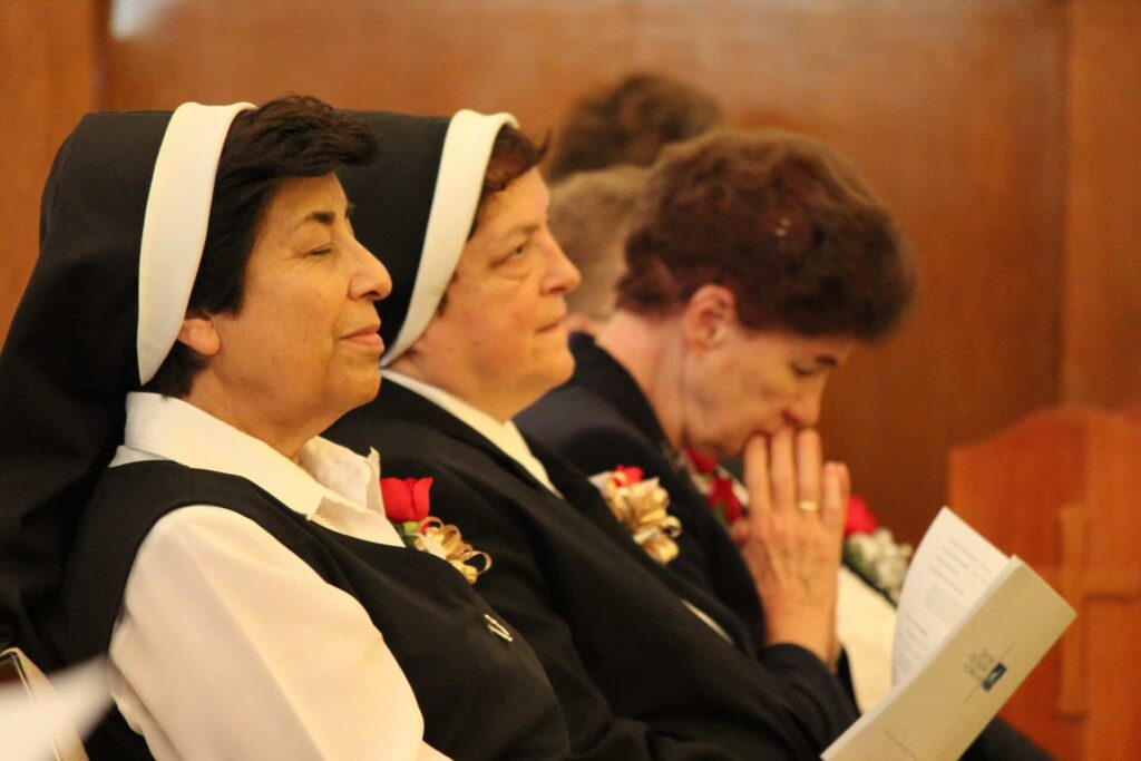 Sister Juanita praying in Mass with Sr. Juliana Monti and Sr. Rita Rose Stohosky