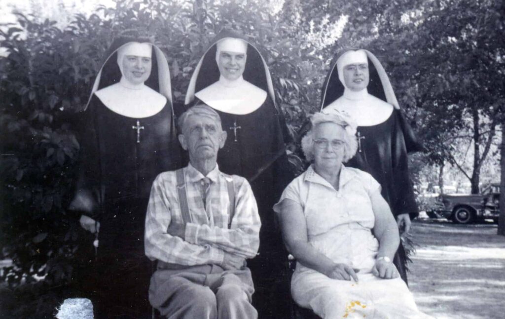 The Vandecoevering Sisters with their parents