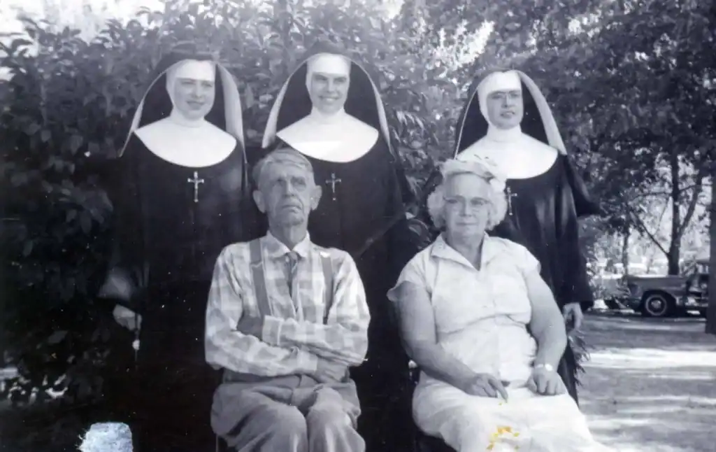 The Vandecoevering Sisters with their parents