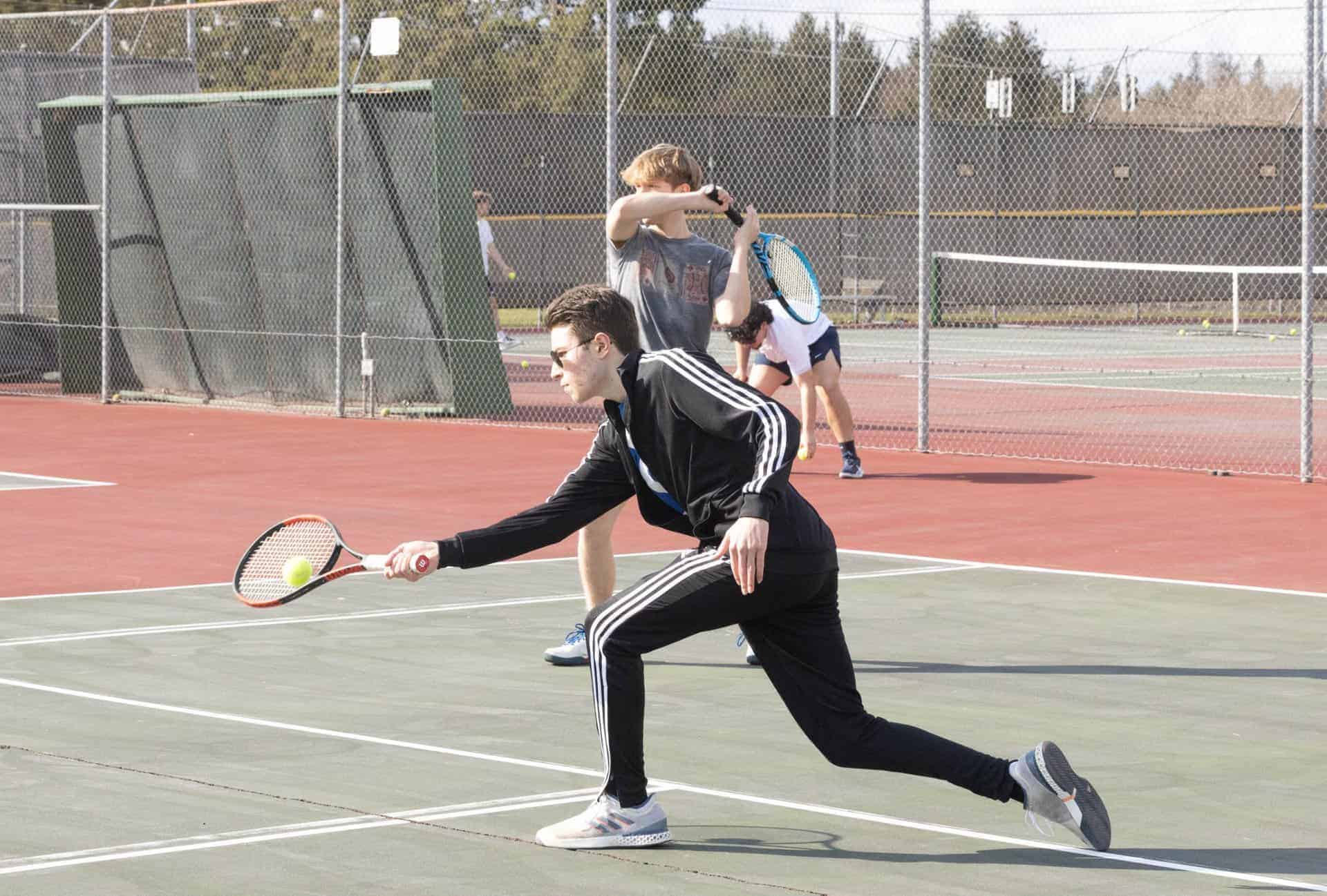 High schoolers on the tennis court