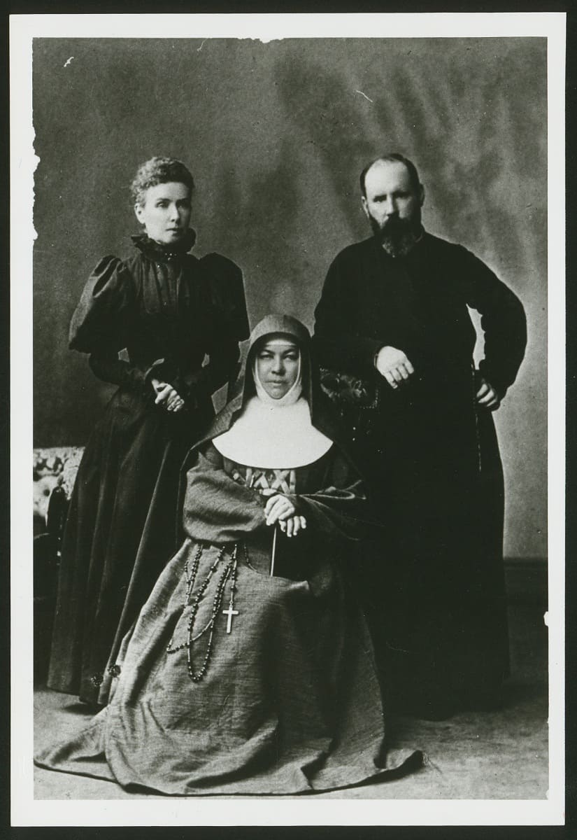 1890, St. Mary of the Cross MacKillop sitting in the middle