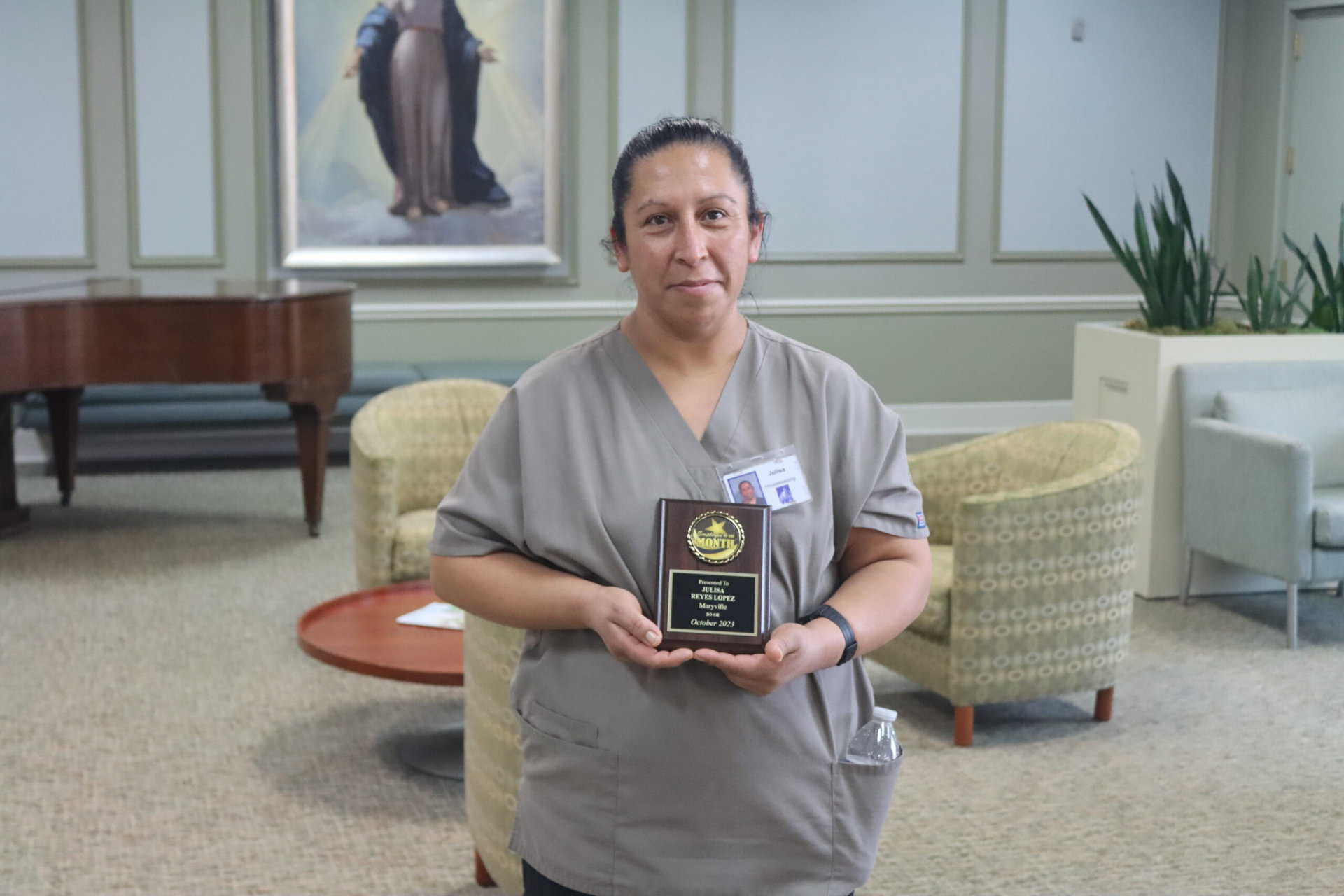 Julisa Reyes Lopez with plaque award