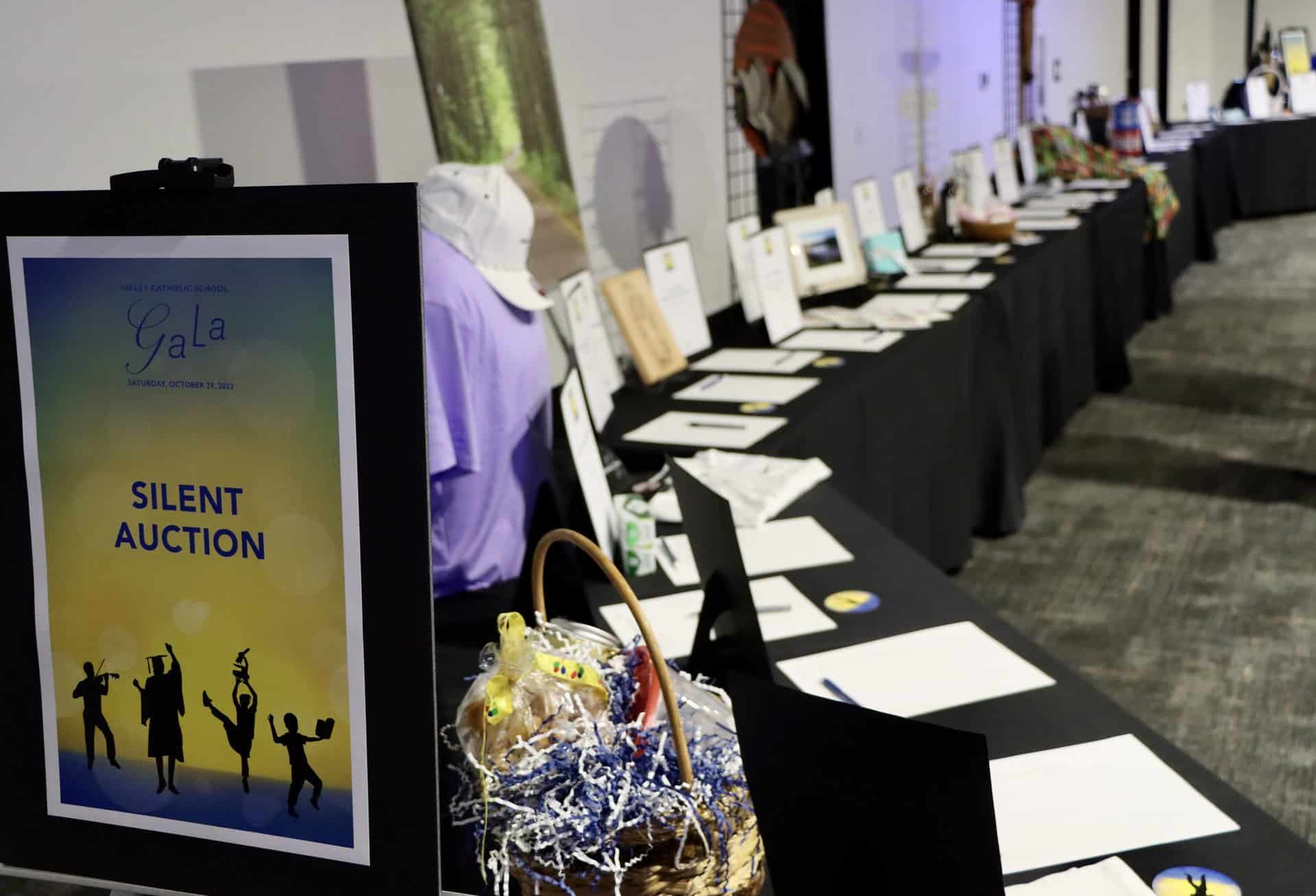 Silent auction image for Gala's tables with auction items