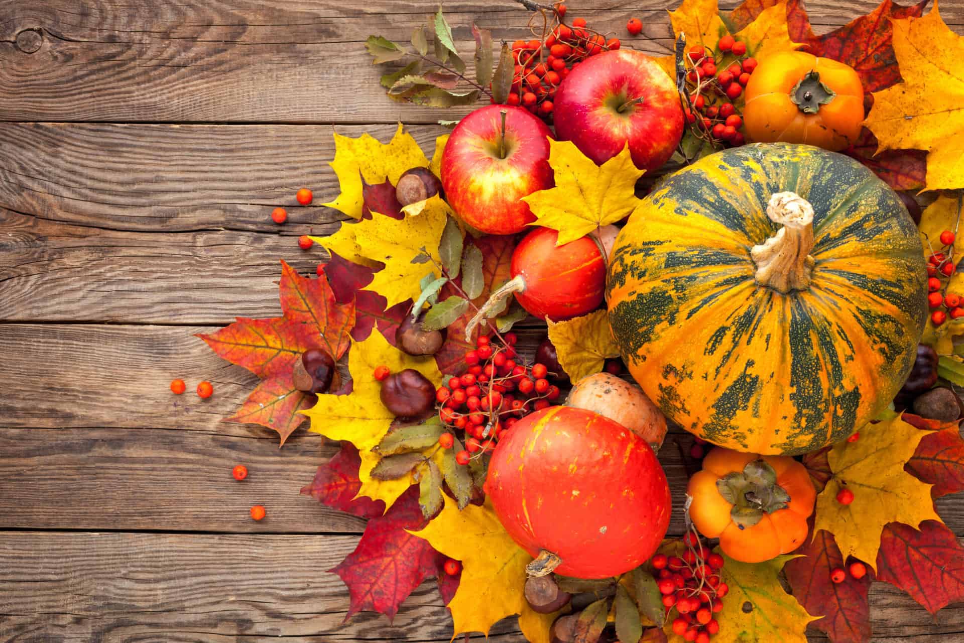 Autumn,still,life.,pumpkin,,apples,and,yellow,autumn,leaves,on