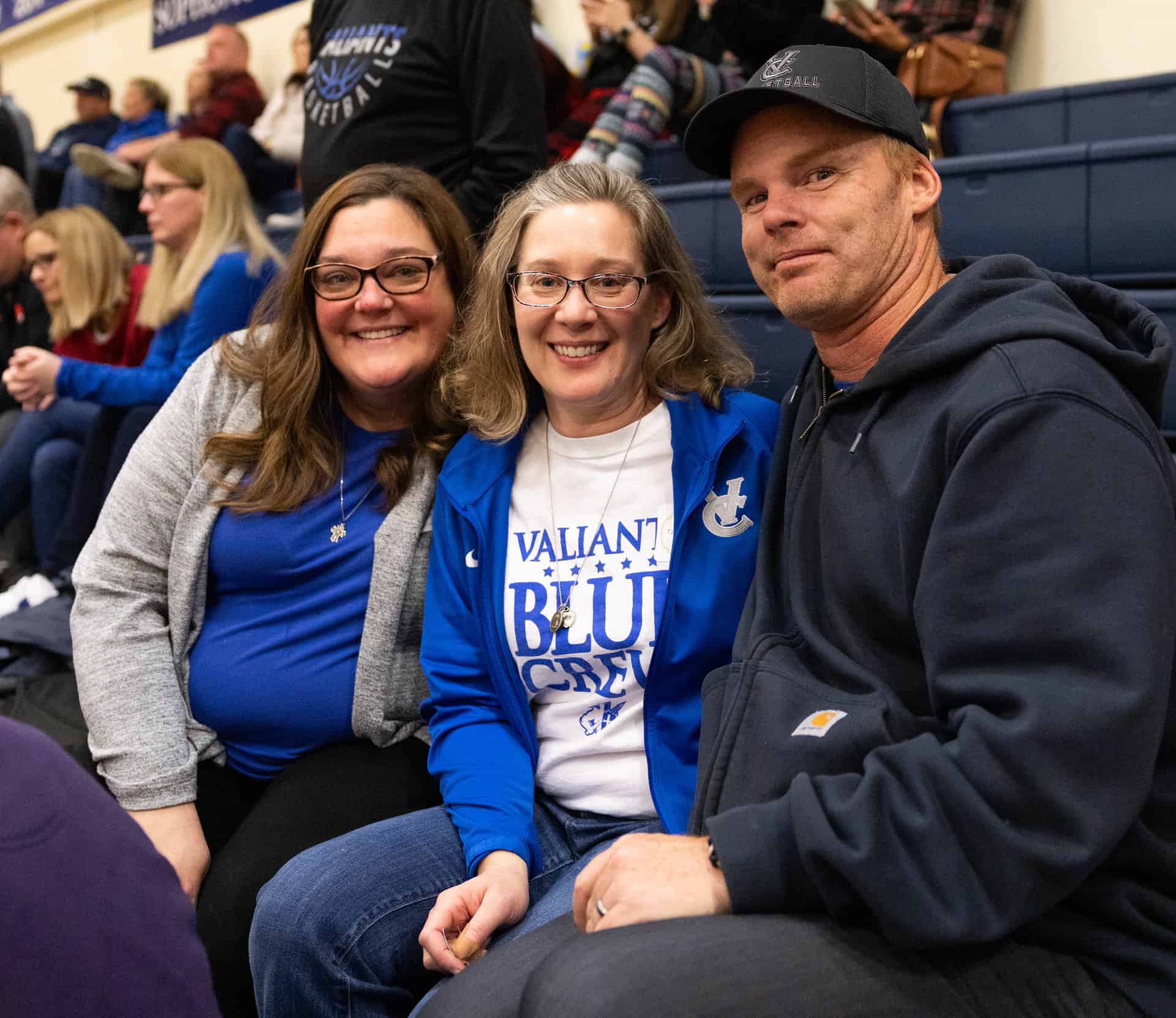Alumni family at basketball