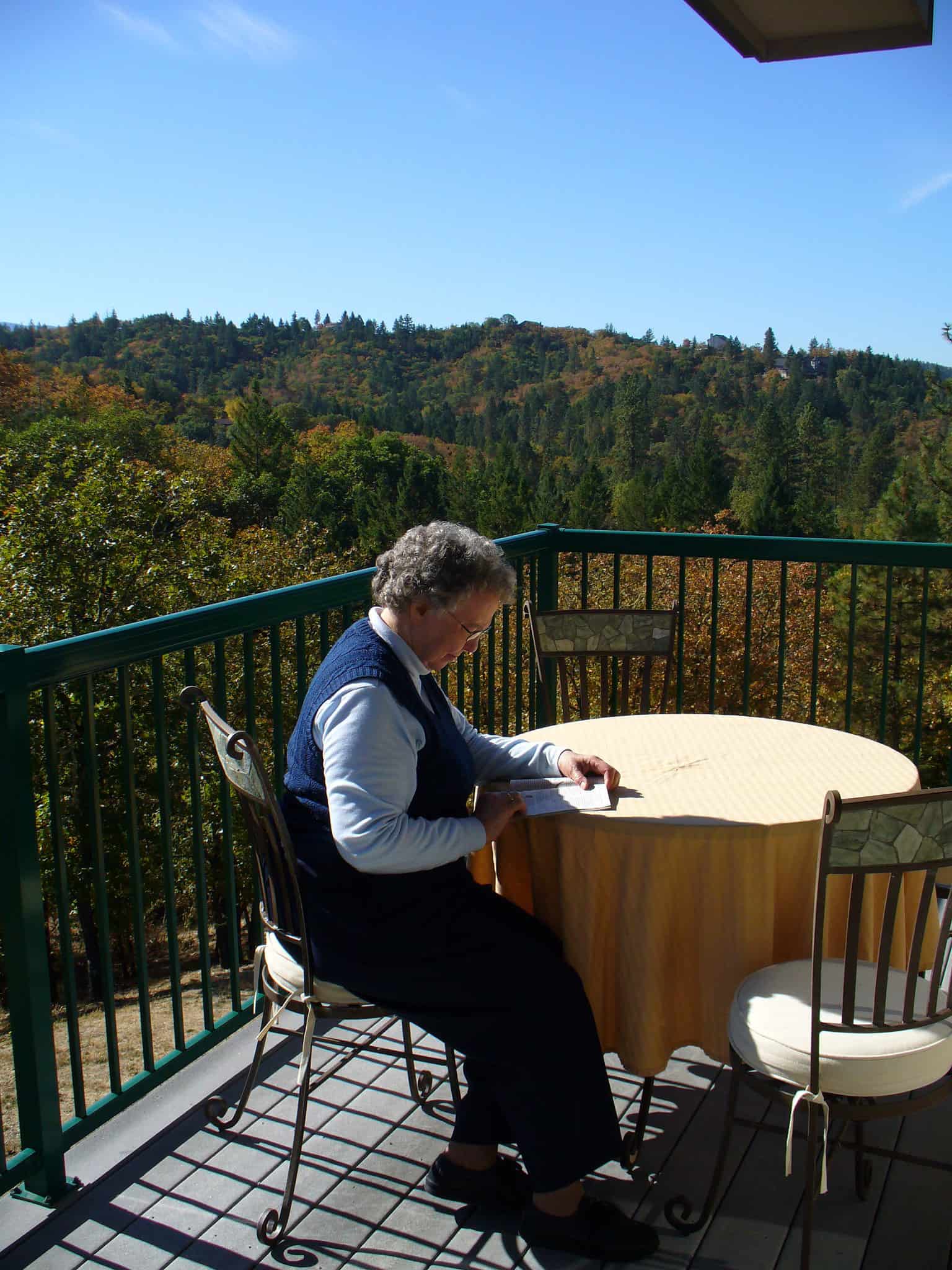 Sr. Rose Mary reading in Grants Pass